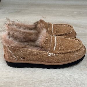 Ugg loafer size 9 women’s tan color distressed suede leather shoes